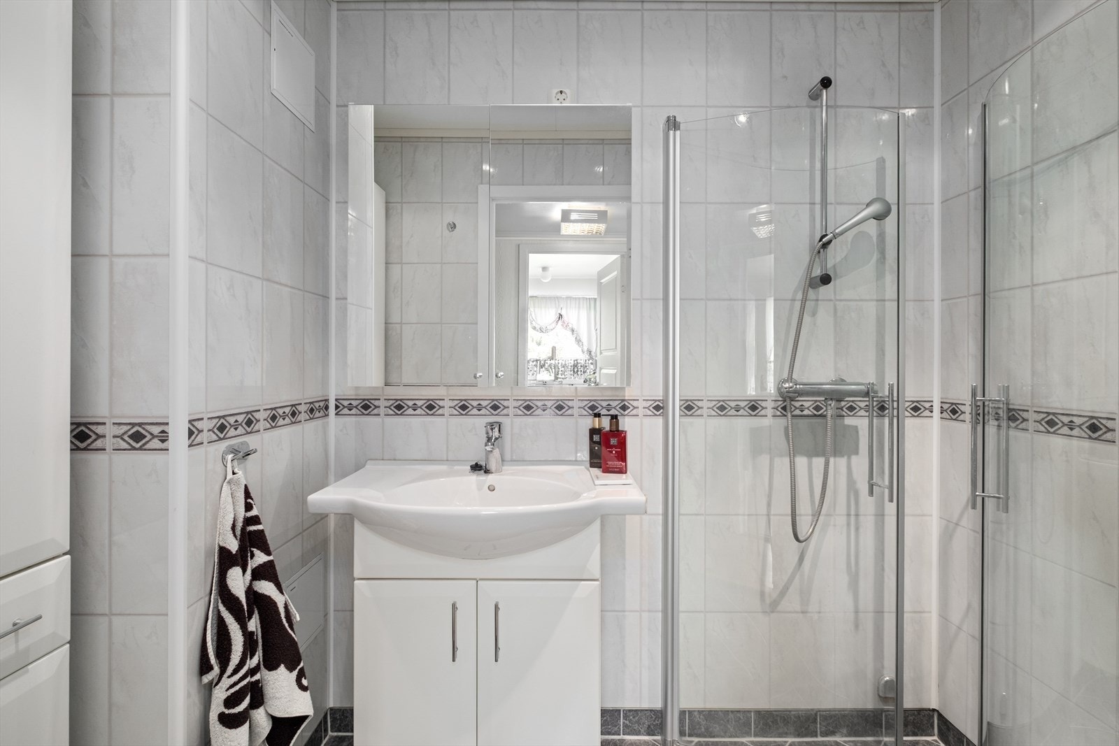 Flott bad som ble oppgradert i regi av borettslaget ifbm utbedringen av rørsystem (rør i rør). Antatt gjennomført omkring 2009. Galleribilde