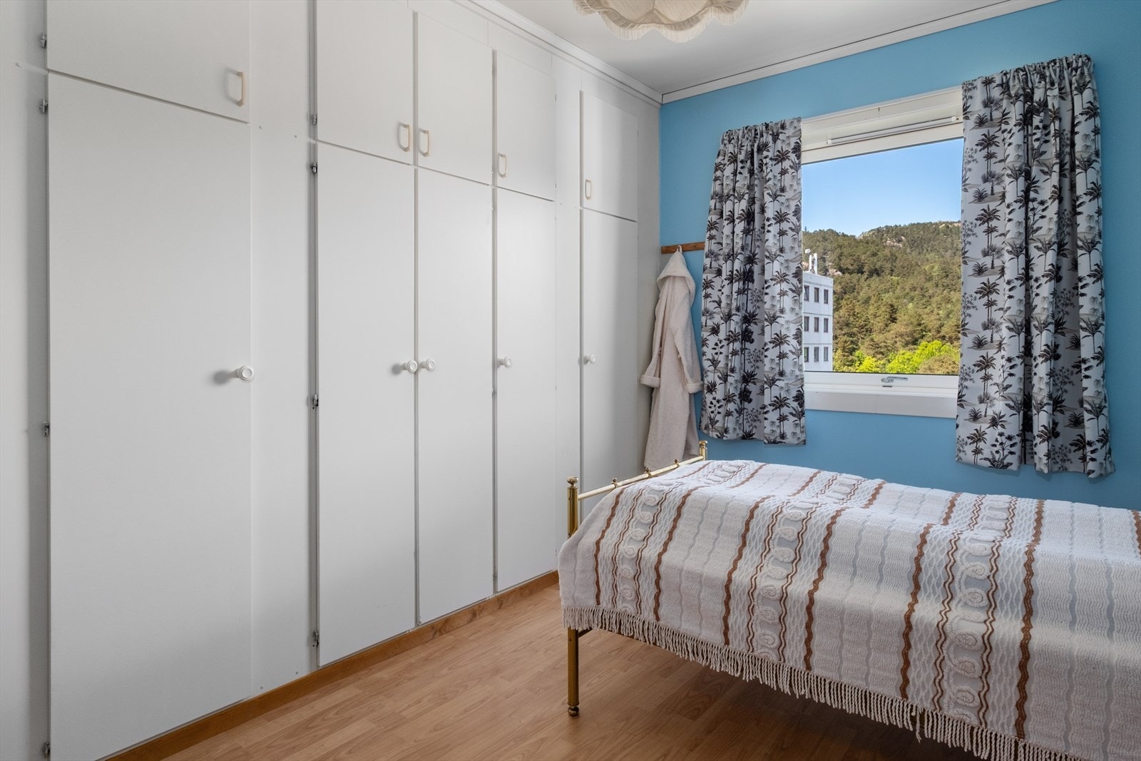 Innebygde garderobeskap på hovedsoverom. Galleribilde