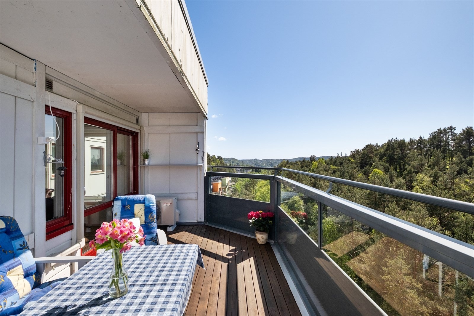 Velkommen til Løvåsbakken 21 presentert av Cecilie van der Heide for Eiendomsmegler Norge. Galleribilde