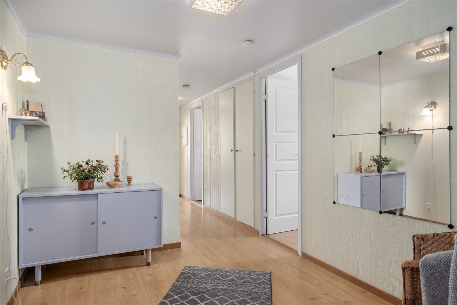 Mellomgang med tilkomst til bad, toalett, kjøkken og to soverom. Galleribilde