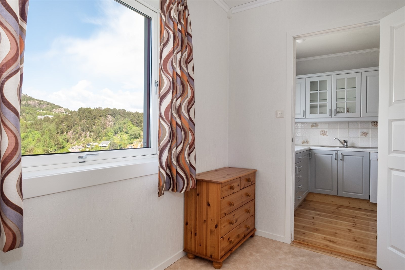 Tilkomst til soverom#3 fra kjøkkenet. Galleribilde