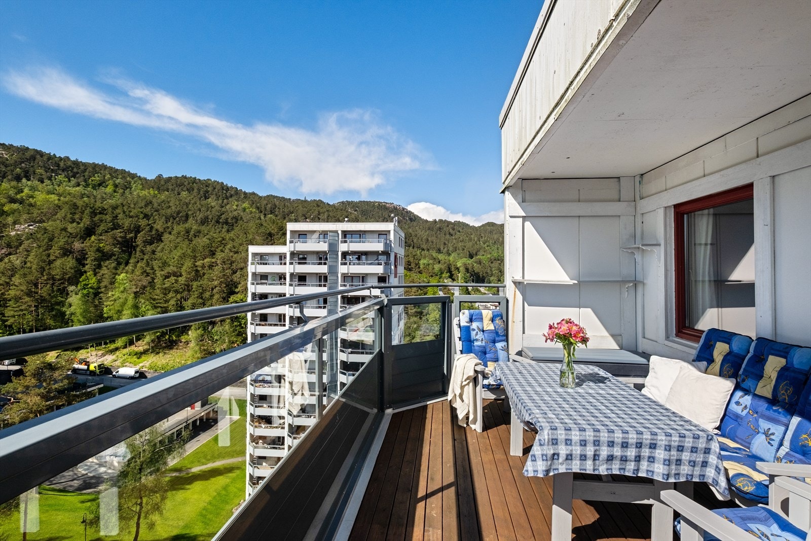 Usjenert og romslig balkong med gode solforhold. Galleribilde