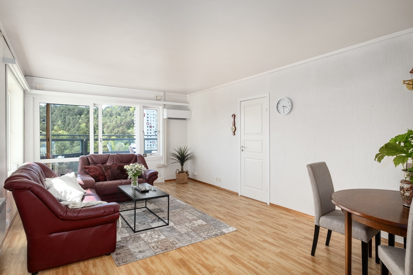 Stuen er av god størrelse og har rikelig med plass til både spisegruppe og stor sofa. Galleribilde