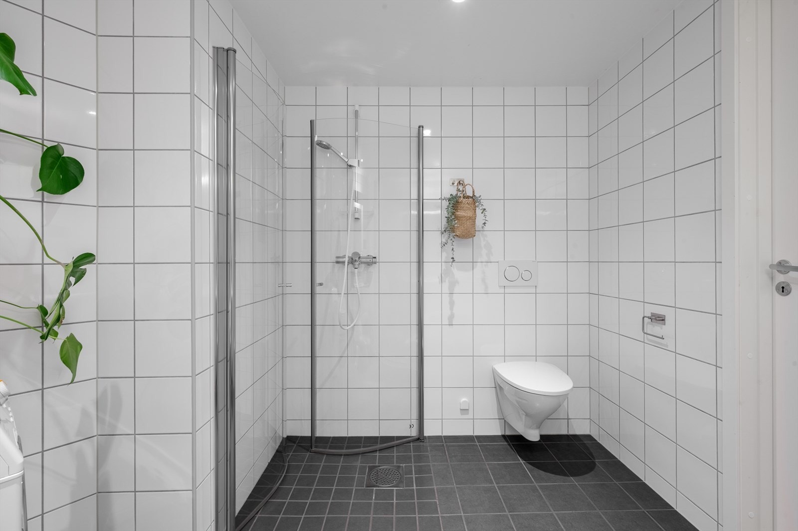 - De innfellbare dusjdørene er plassbesparende når de ikke er i bruk - praktisk! - Galleribilde