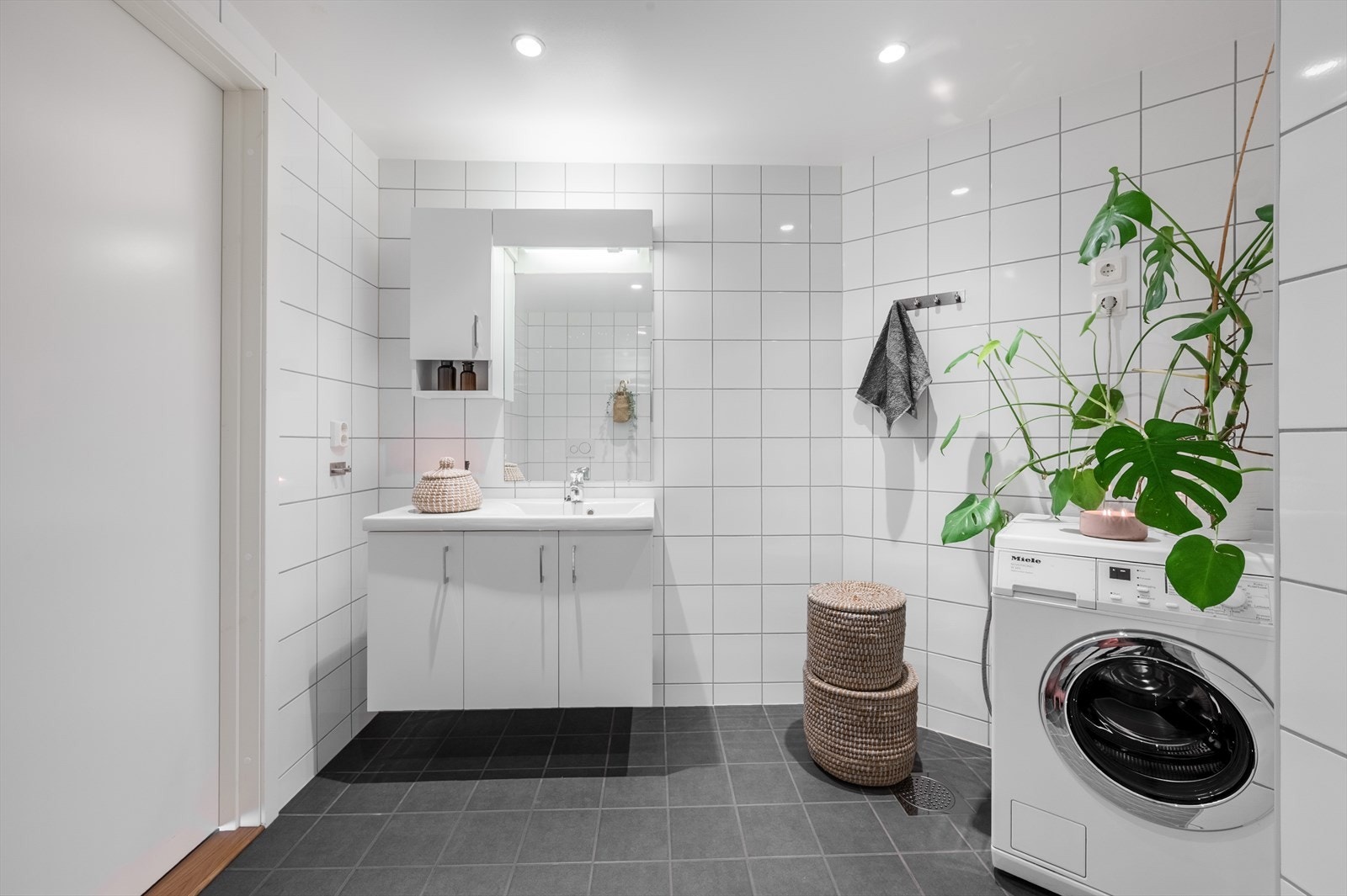 - Badet har behagelig varme i gulv samt opplegg for vaskemaskin og tørketrommel - Galleribilde