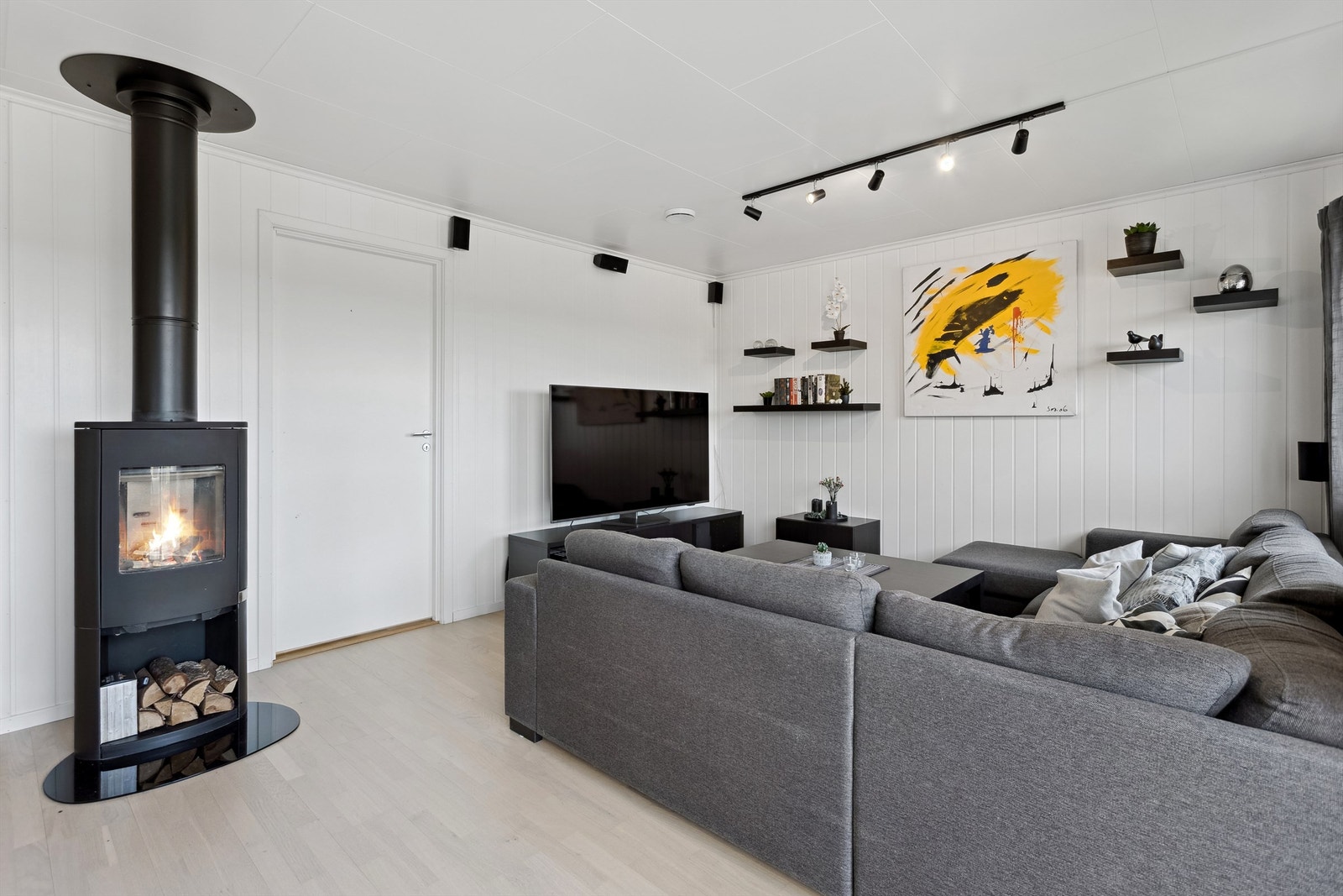 Oppvarming med rentbrennende peisovn og elektrisitet Galleribilde