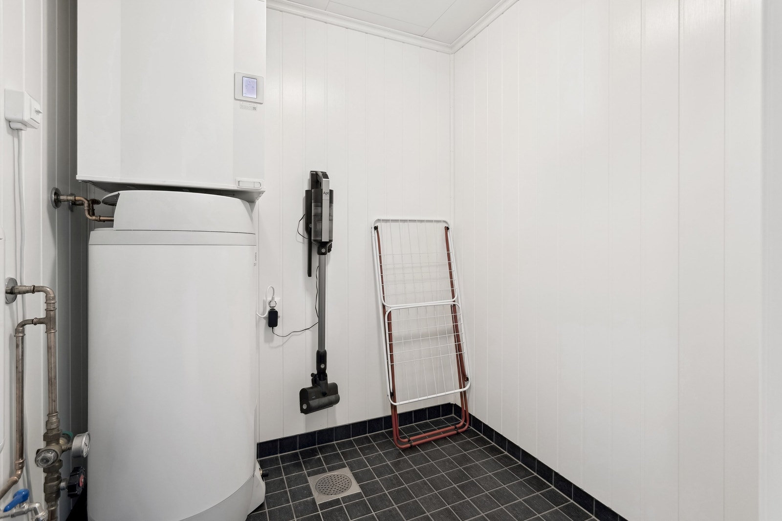 Bod / Teknisk rom har flislagt gulv med sluk Galleribilde