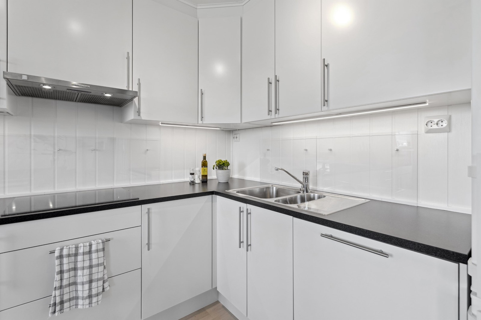 Komfyrvakt er integrert i kjøkkenventilator - Montert lekkasjevakt Galleribilde