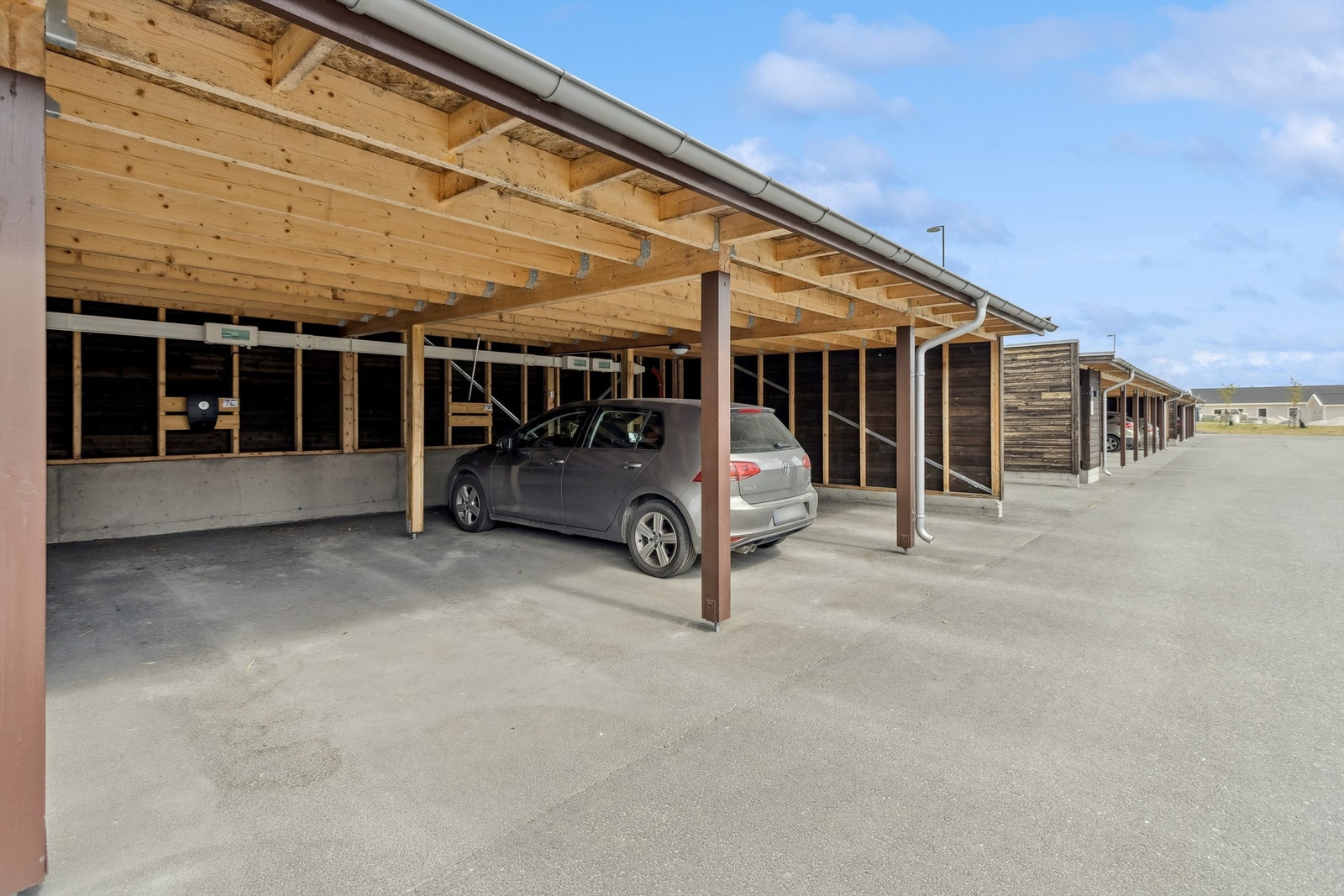 Felles carportanlegg - Leiligheten disponerer én biloppstillingsplass med elbillader Galleribilde