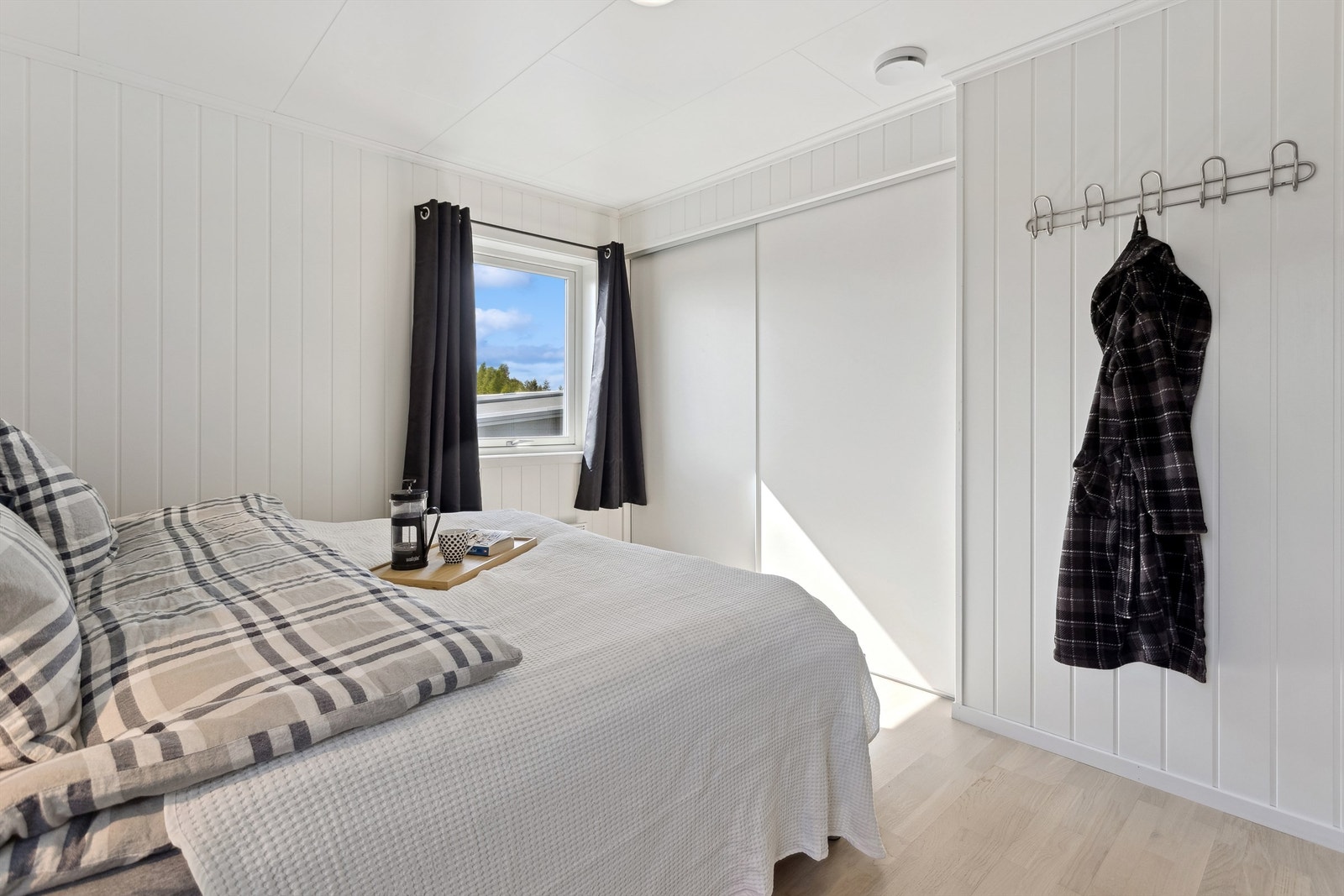 Skyvedørsgarderoben er tilvalg fra standard utstyrsliste i 2019 Galleribilde