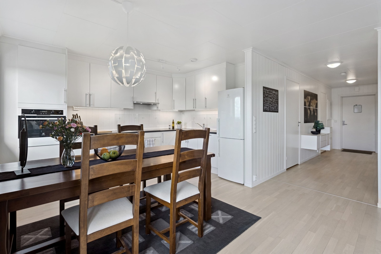 Generøs kjøkkeninnredning Galleribilde