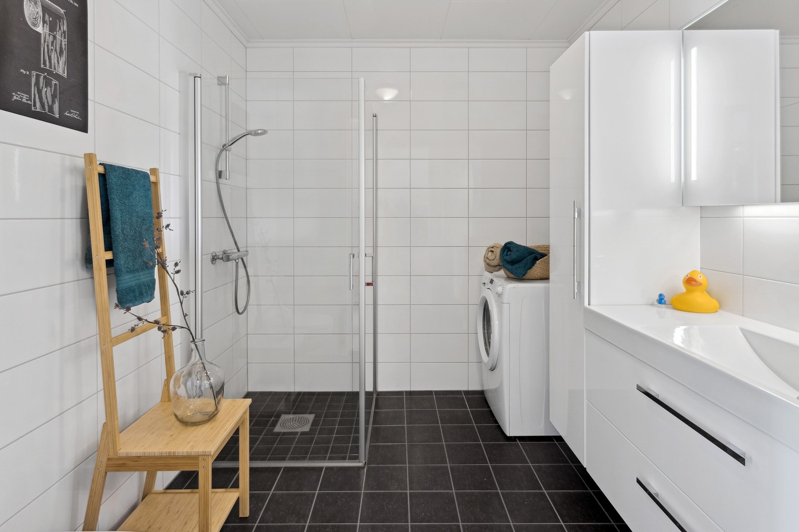 Flislagt bad med elektrisk gulvvarme Galleribilde