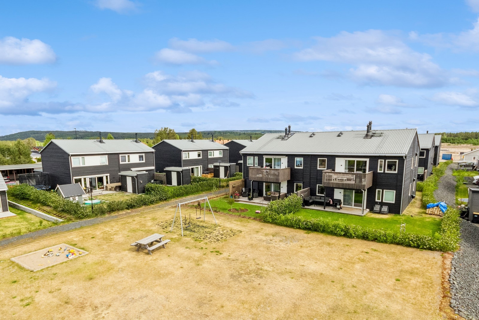 Ydalir er et moderne, nyere utbygd boligområde nordøst for Leiret - Kort avstand til Svartholtet, barnehage, skoler, dagligvarebutikk og andre forretninger Galleribilde