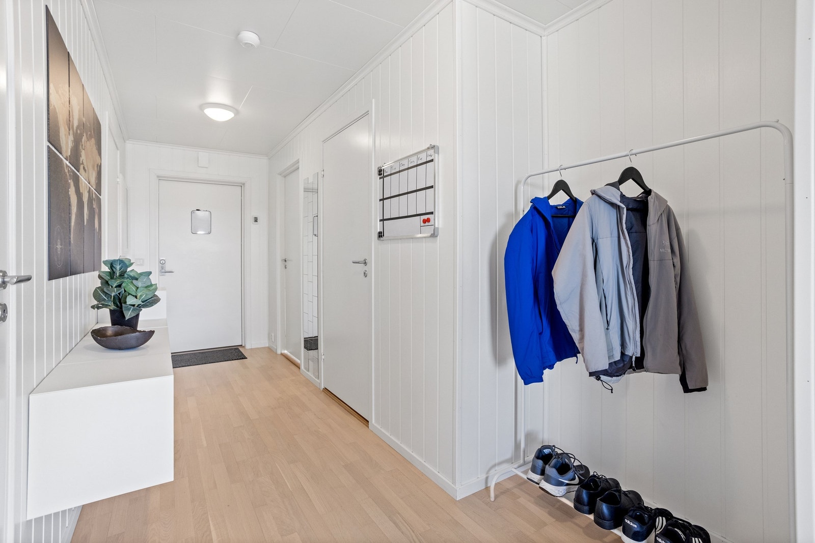 Romslig gang med nisje for yttertøyet - Adkomst til alle rom foruten ett soverom Galleribilde