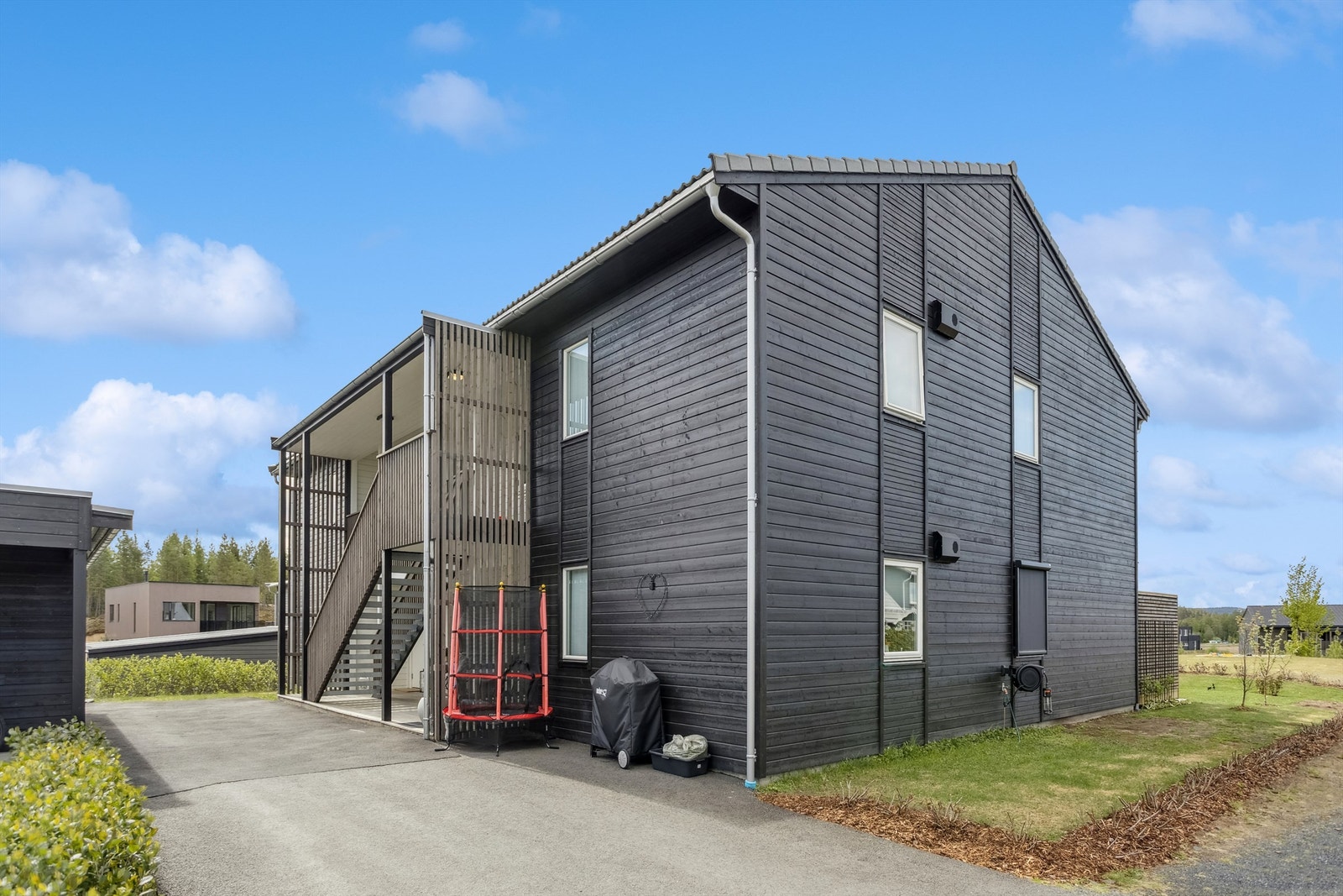 Inngangsparti med åpen trapp med takoverbygg - Felles uthus med sportsbod på ca. 5 m² Galleribilde