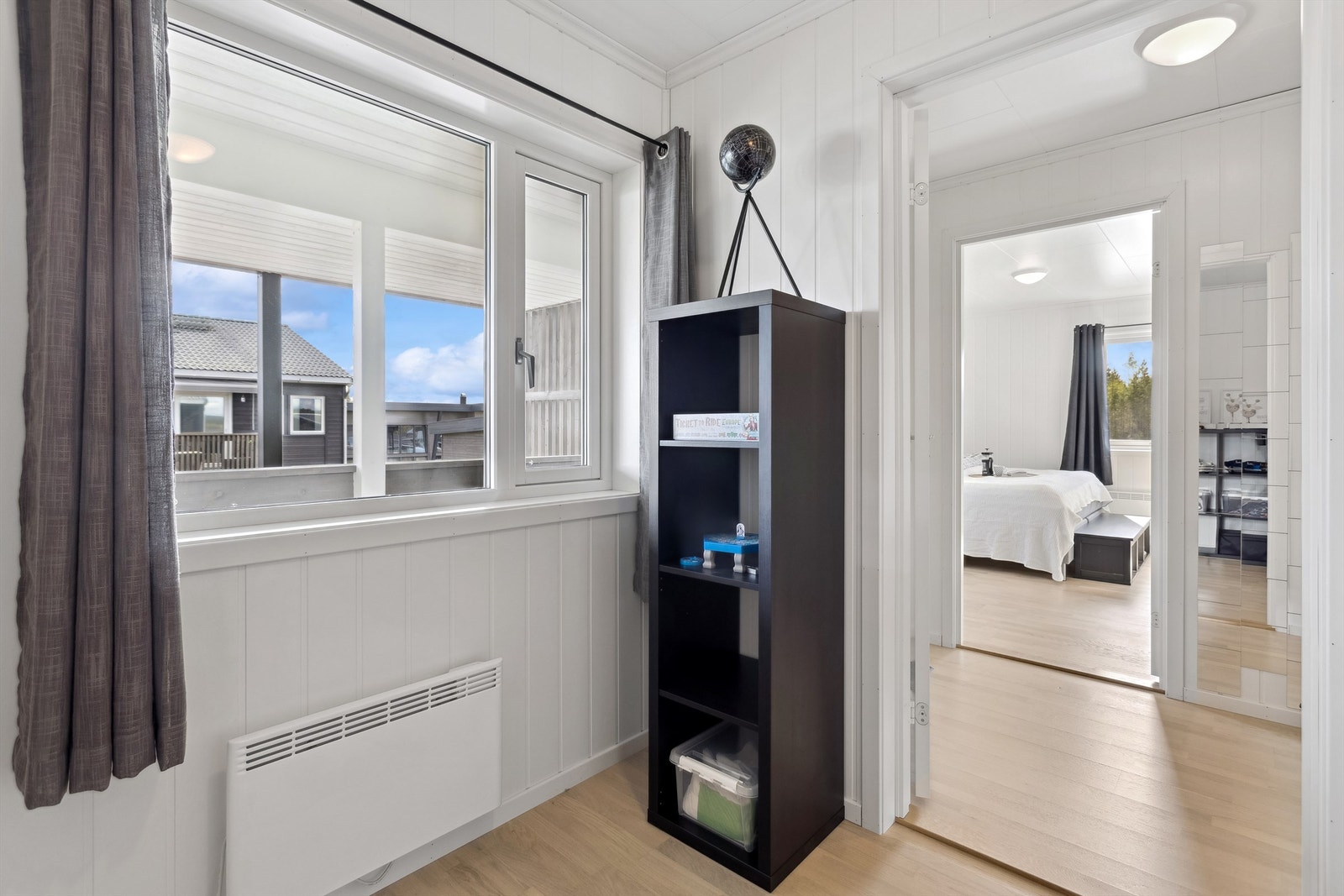 Soverom 2 har vindu mot øst og inngangspartiet Galleribilde