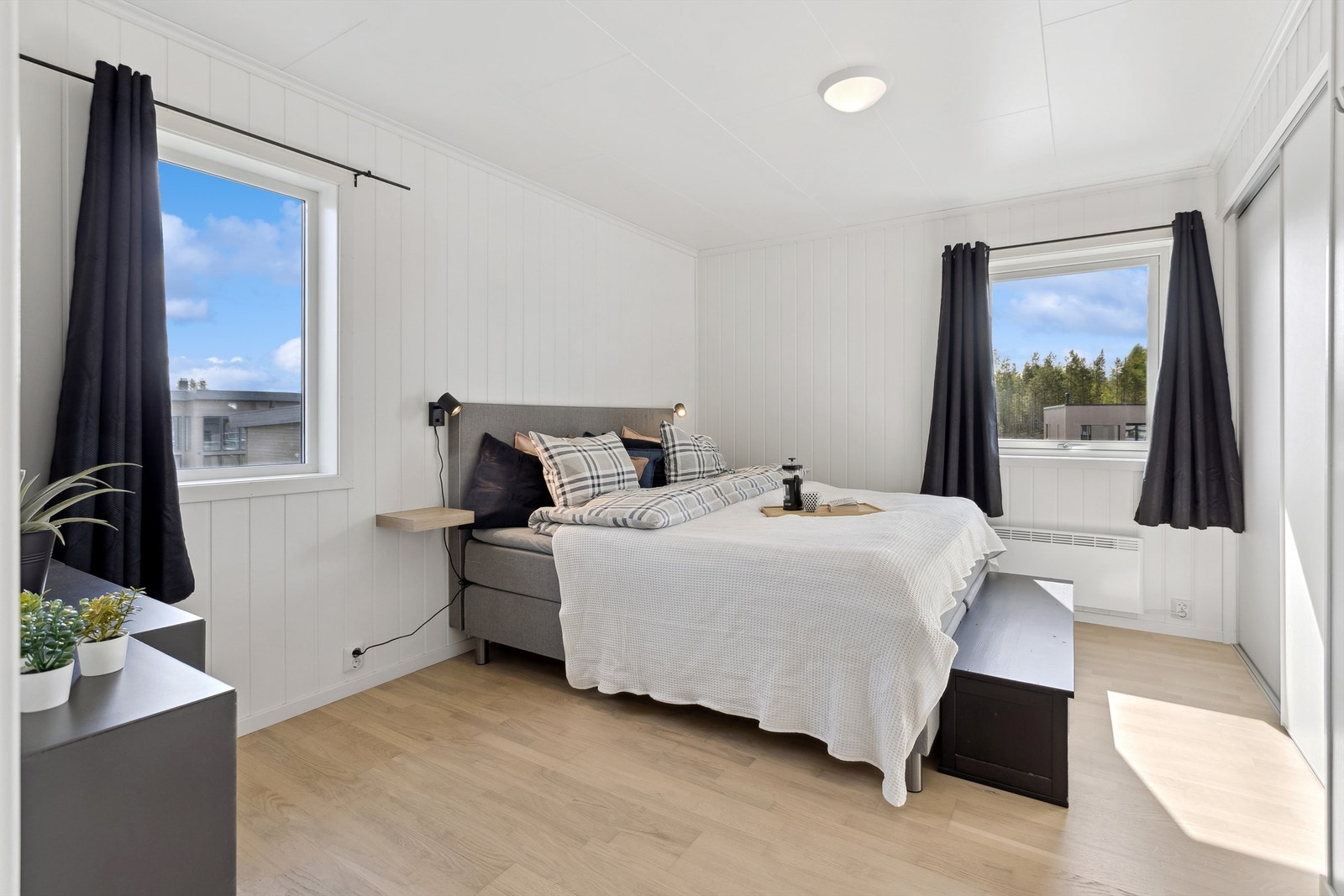 Hovedsoverom har vindu mot både øst og sør Galleribilde