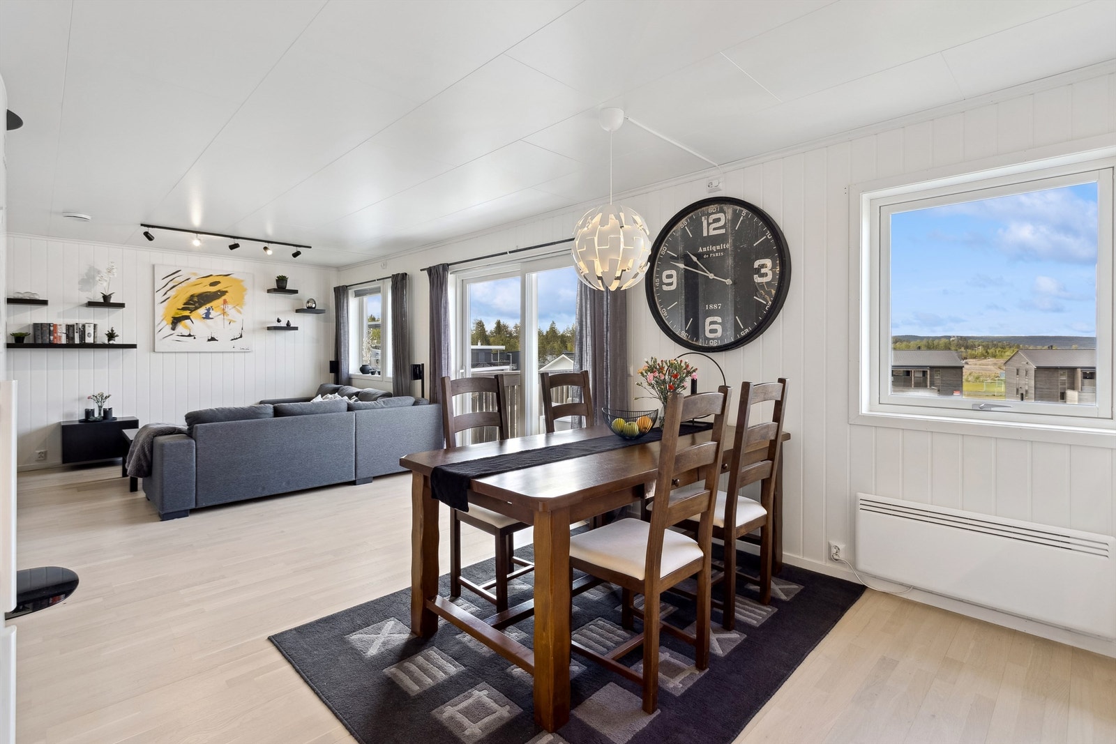 Leiligheten har en sosial og åpen løsning for stue og kjøkken Galleribilde