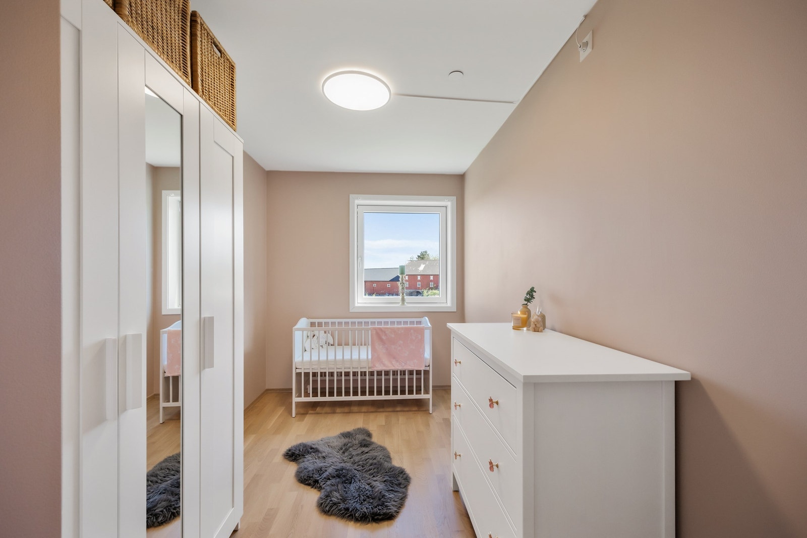 Det andre soverommet er også av god størrelse, med plass til seng og garderobeløsning. Galleribilde