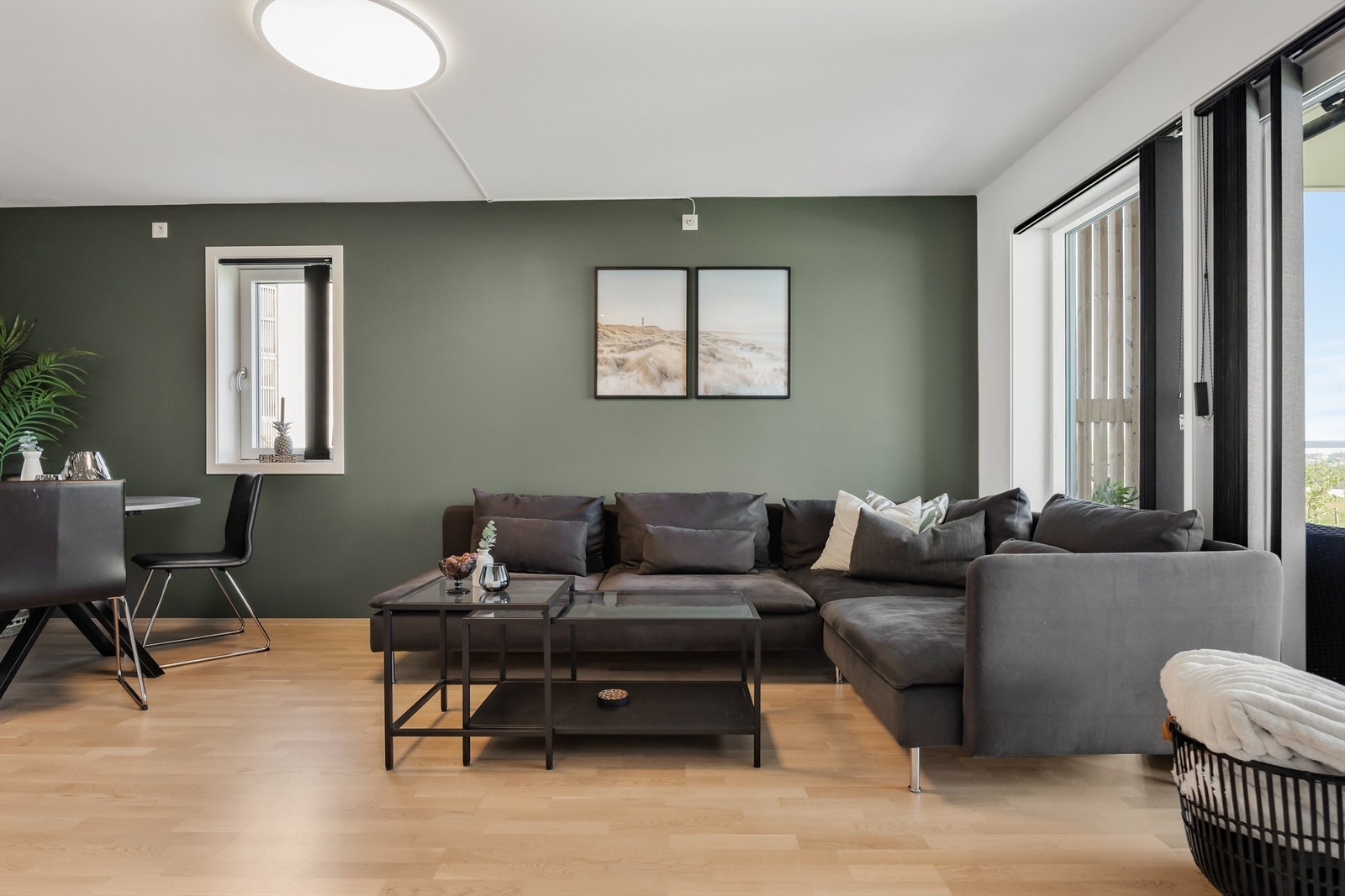 Romslig stue med plass til sofa, TV og alt det skulle være av tilhørende møblement. Galleribilde