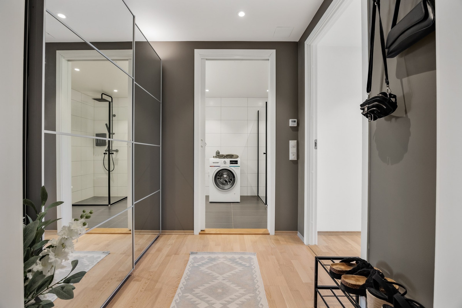 Badet er i tilknytning til entréen. Ellers fører entréen deg videre inn til boligens soverom og stue, med kjøkken. Galleribilde