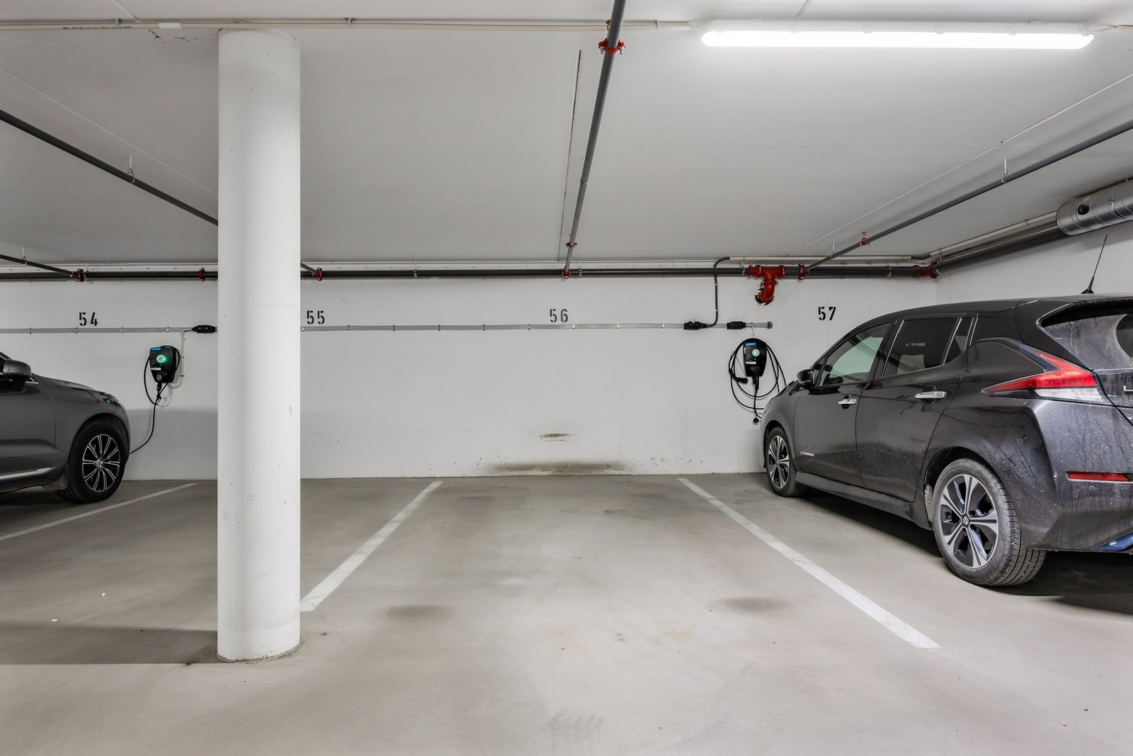 Leiligheten disponerer en parkeringsplass i felles garasjeanlegg hvor det og er mulighet for å etablere lader til el-bil. Galleribilde