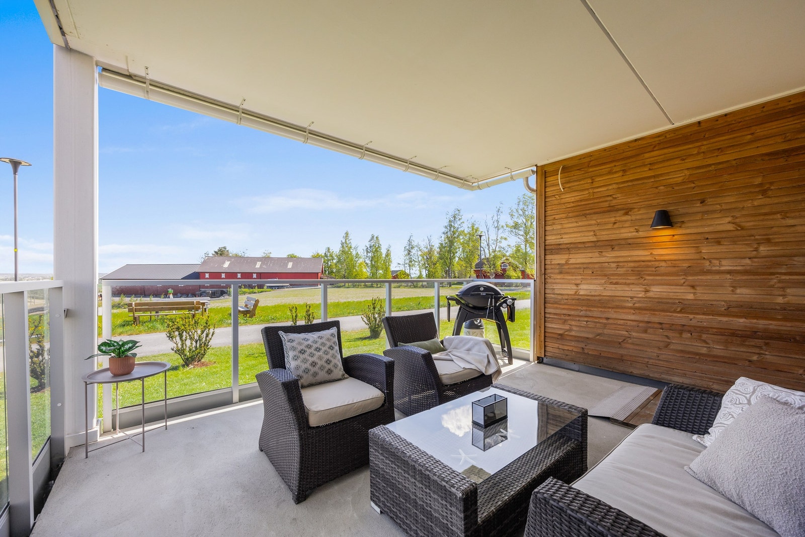 På terrassen er det plass til sittegruppe og grill. Galleribilde