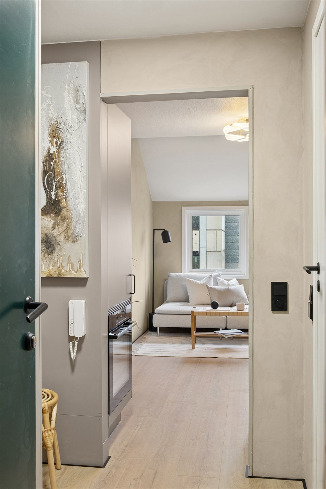 Du ønskes velkommen inn i en lys og trivelig entré med god plass til å henge fra deg yttertøy og sette fra deg sko. Galleribilde