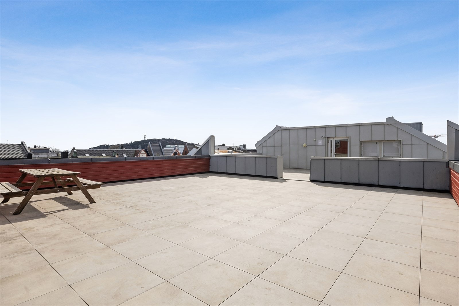 Drar man en etasje opp, kommer man til en fantastisk takterrasse med gode solforhold hele dagen. Galleribilde