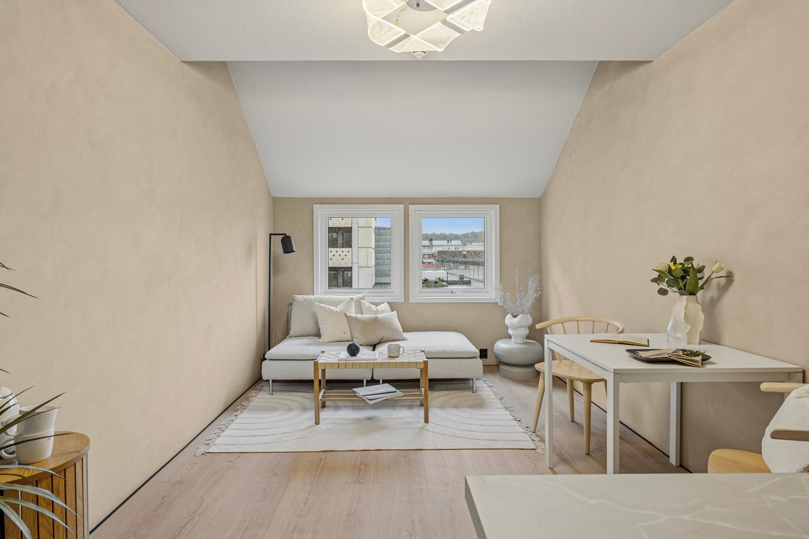 Leiligheten fremstår som svært tiltalende, med en lys og moderne innredning samt gjennomgående høy standard. Den er blitt nyrenovert i mai 2025, fremstår som helt ny og står nå klar for ny eier. Galleribilde