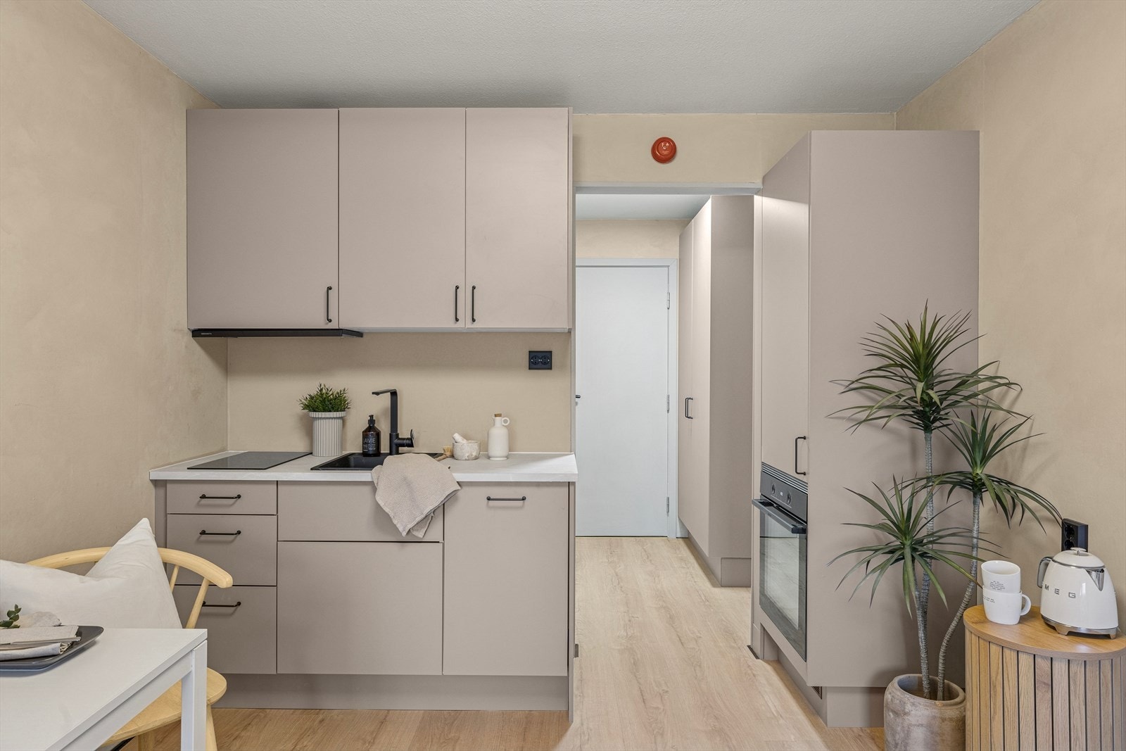 Stue og kjøkken er i åpen løsning og har en lekker kjøkkeninnredning fra HTH med integrerte hvitevarer som oppvaskmaskin, stekeovn, induksjonstopp, ventilator og et romslig kjøleskap. Galleribilde