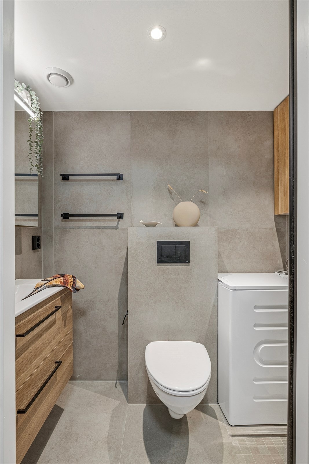 Baderommet har en effektiv plassutnyttelse, er helfliset med 120x60 fliser og holder en svært høy standard. Galleribilde