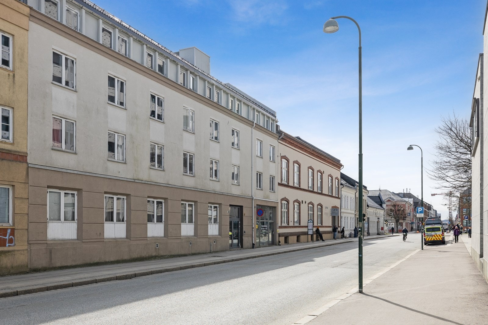 Leiligheten ligger meget sentralt til i Kvadraturen. Her er du i umiddelbar nærhet til offentlig transport og byens samtlige servicetilbud like utenfor døren. Galleribilde