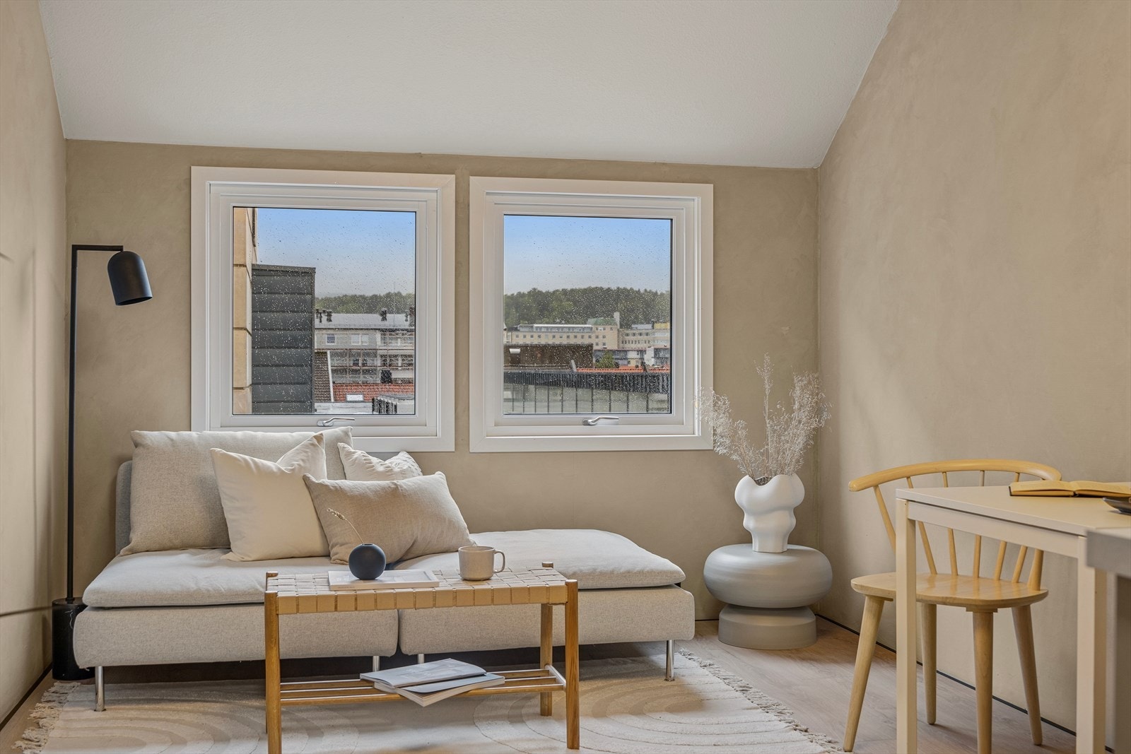 Veggene er behandlet med veggfornyer og malt med delikat kalkmaling. Leiligheten har listefrie overganger mellom vegg, tak og gulv, samt nye 2-lags vinduer. Galleribilde