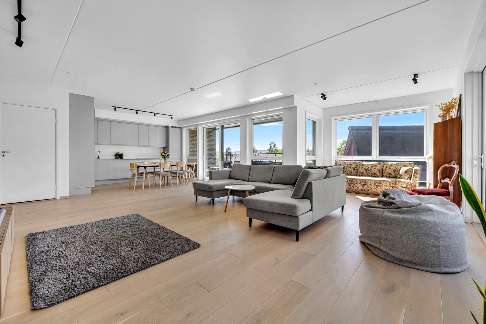 Optimalt plassert mellom stue og kjøkken er det god plass til en spisesone hvor familie og venner kan samles. Galleribilde