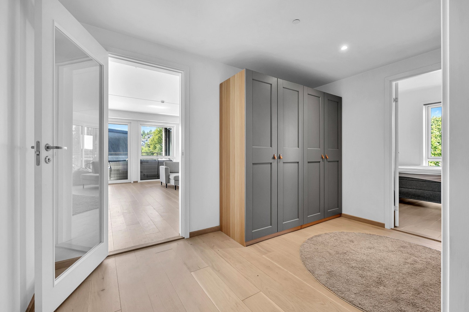 Innbydende entré som gir et godt førsteinntrykk av boligen. Galleribilde