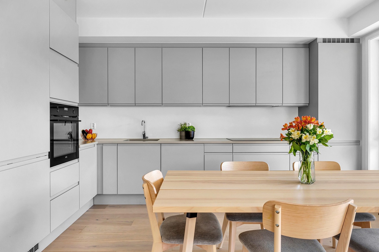 Åpen kjøkkenløsning som bidrar til en hyggelig og sosial atmosfære. Galleribilde