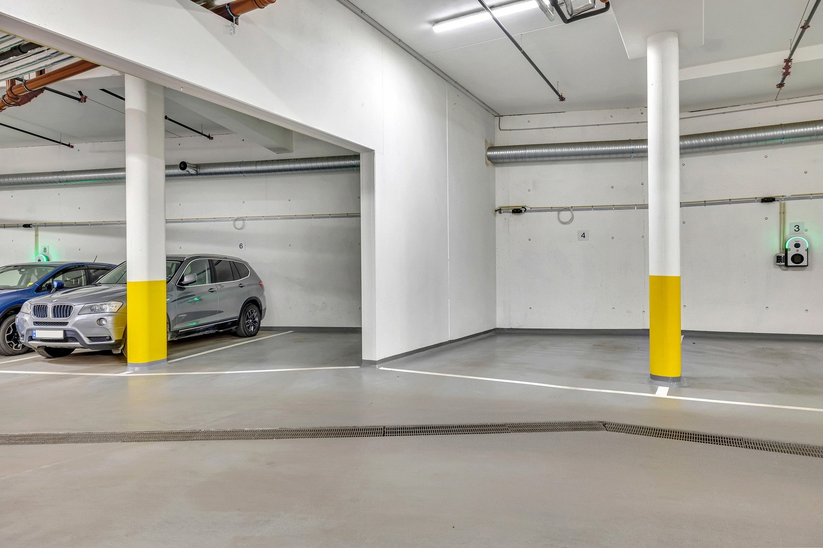 Det følger med en parkeringsplass i felles garasjekjeller. Galleribilde