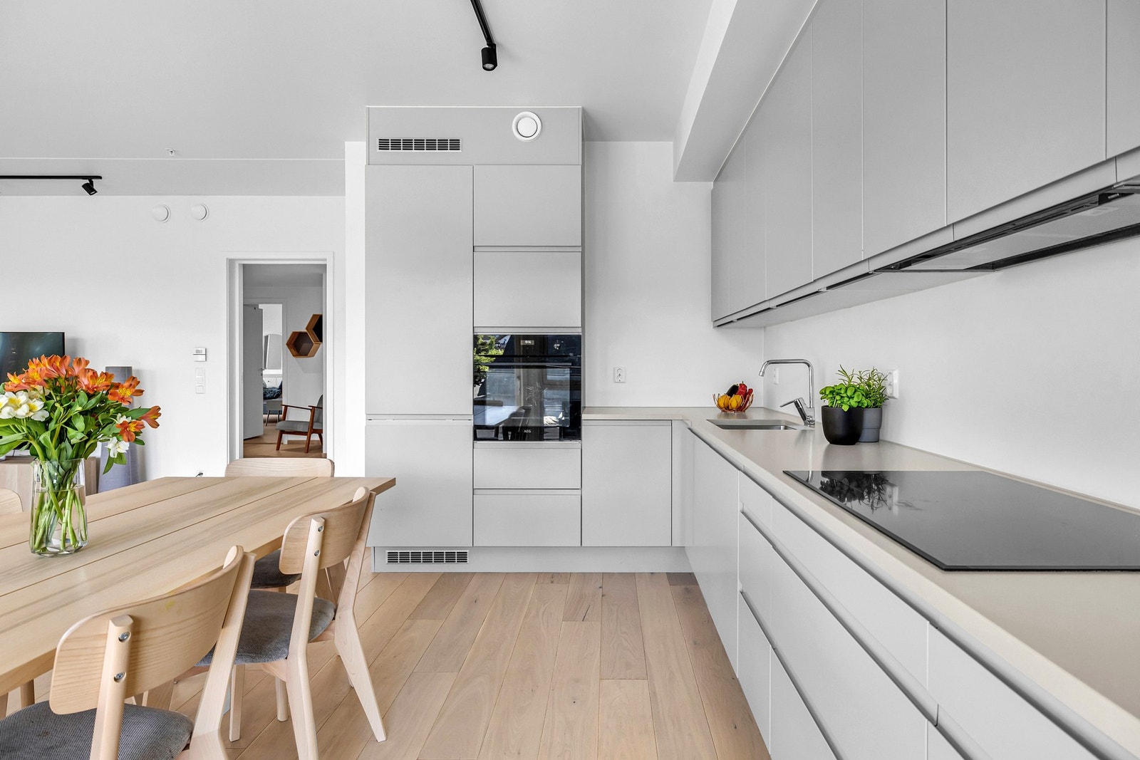 Tidsriktig og innholdsrikt kjøkken fra HTH i grå utførelse. Galleribilde