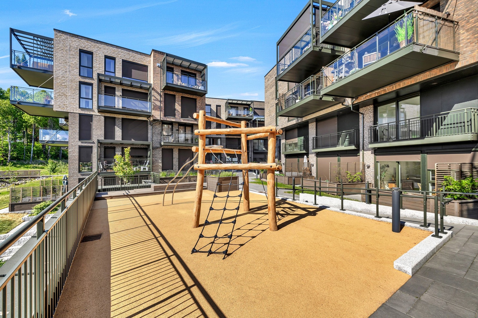 Tomten er pent opparbeidet med grønt arealer, lekeplass, sittegrupper og stikkveier. Galleribilde