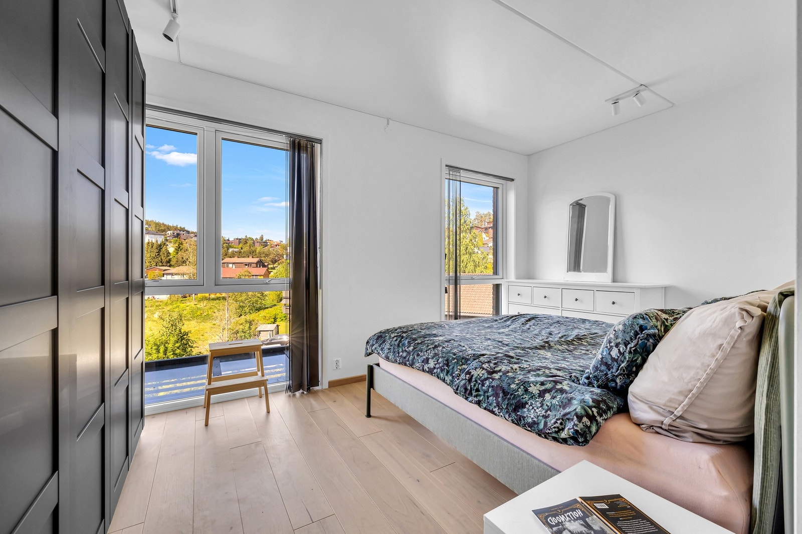 Hovedsoverommet har en suite-løsning med eget baderom. Galleribilde