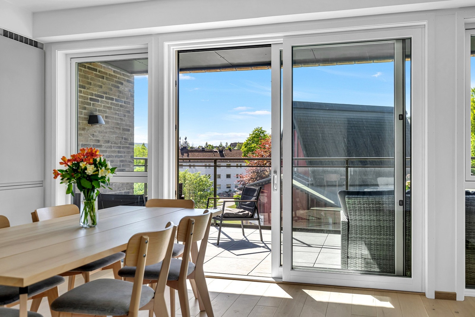 Balkongen blir en flott forlengelse av stuen på varme sommerdager. Galleribilde