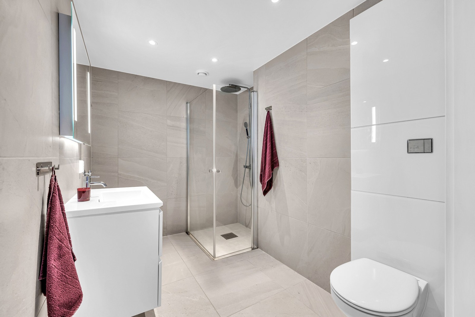 Innredning med servant, vegghengt toalett og dusjnisje. Galleribilde