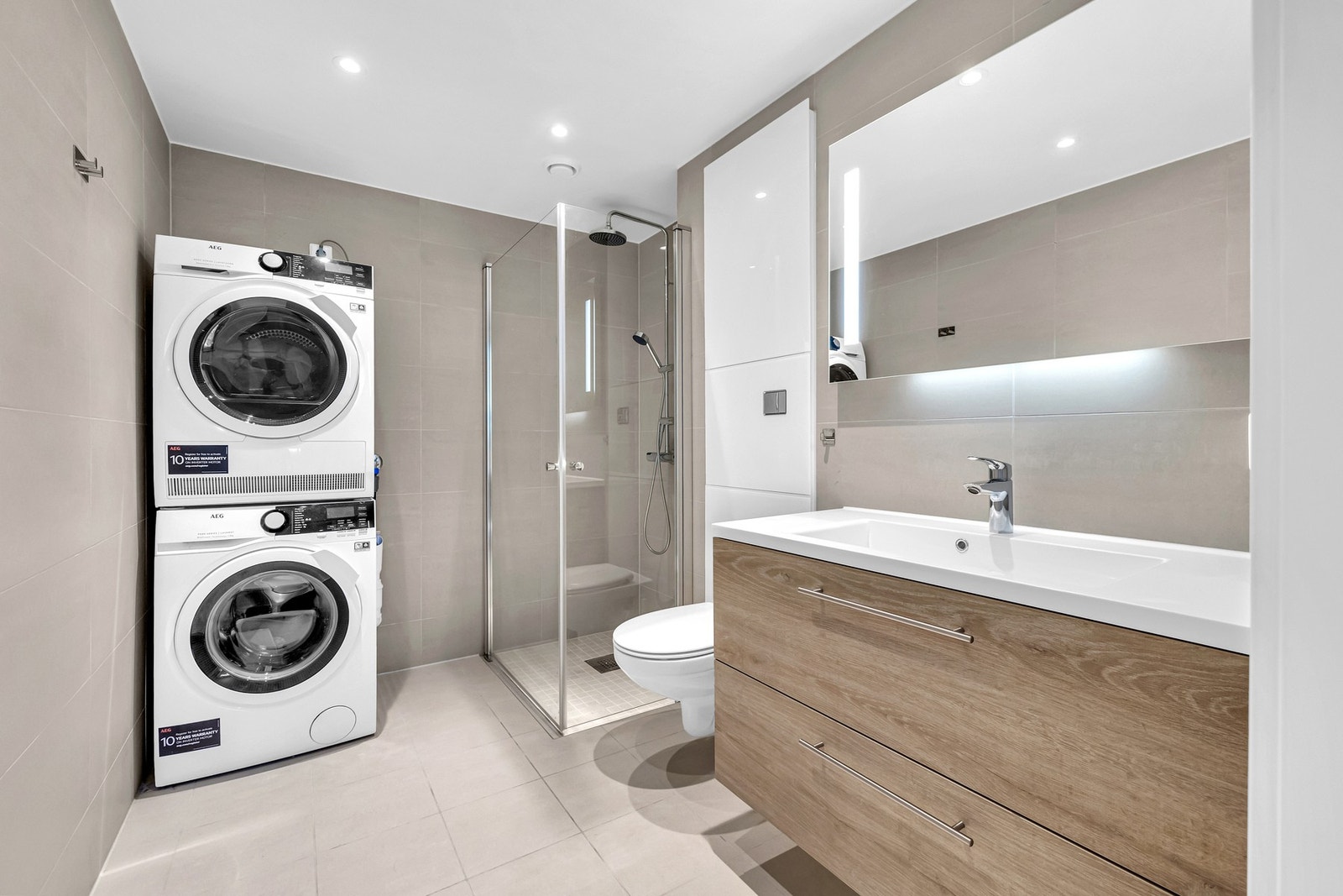 På det største baderommet er det i tillegg opplegg for vaskemaskin og tørketrommel. Galleribilde