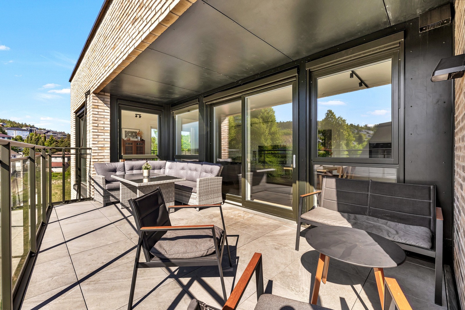 Fra stuen er det adkomst til to herlige og solrike balkonger på totalt 23 m². Galleribilde