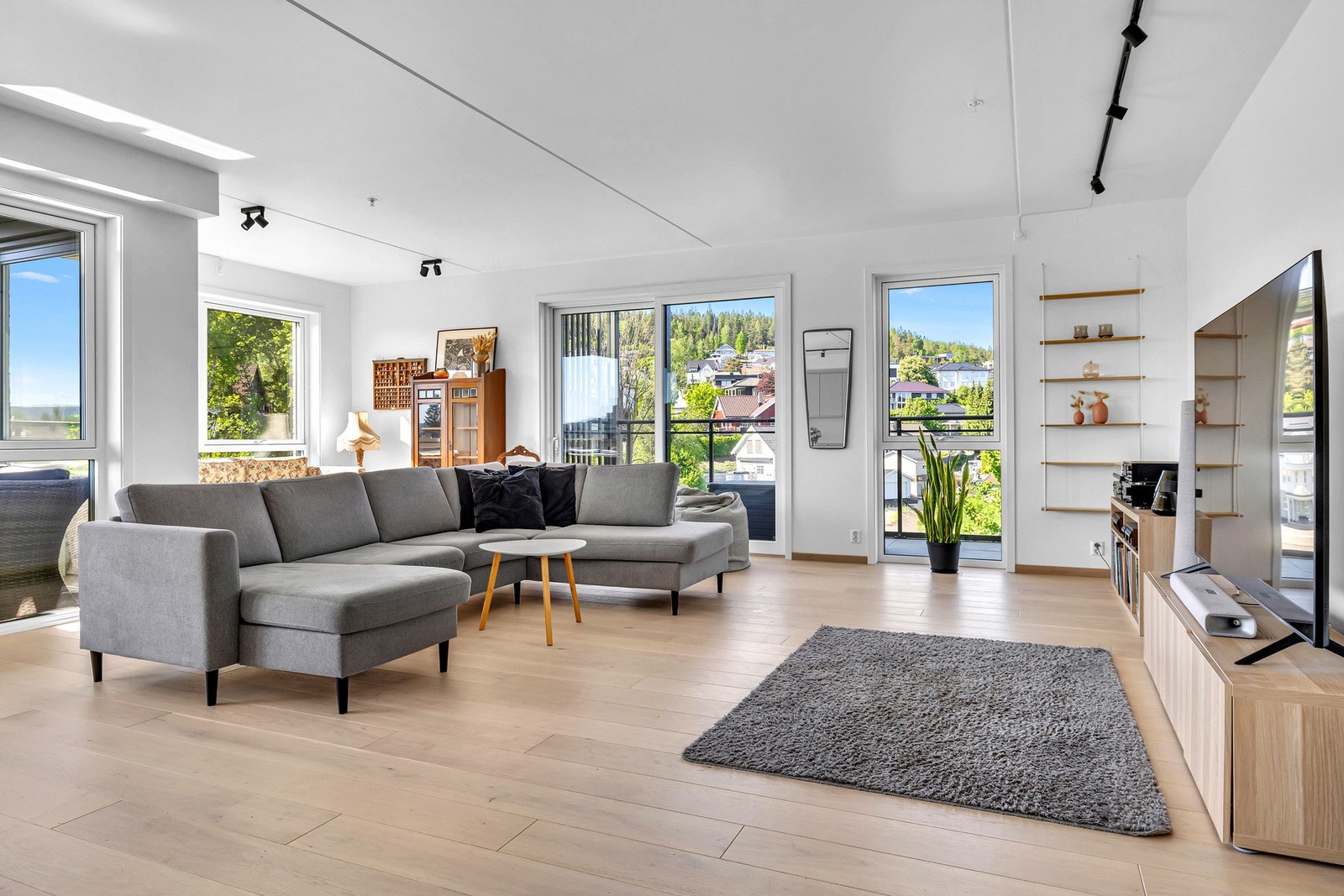 Leiligheten har en stor og luftig stue med store vindusflater som gir rikelig med naturlig lysinnslipp. Galleribilde