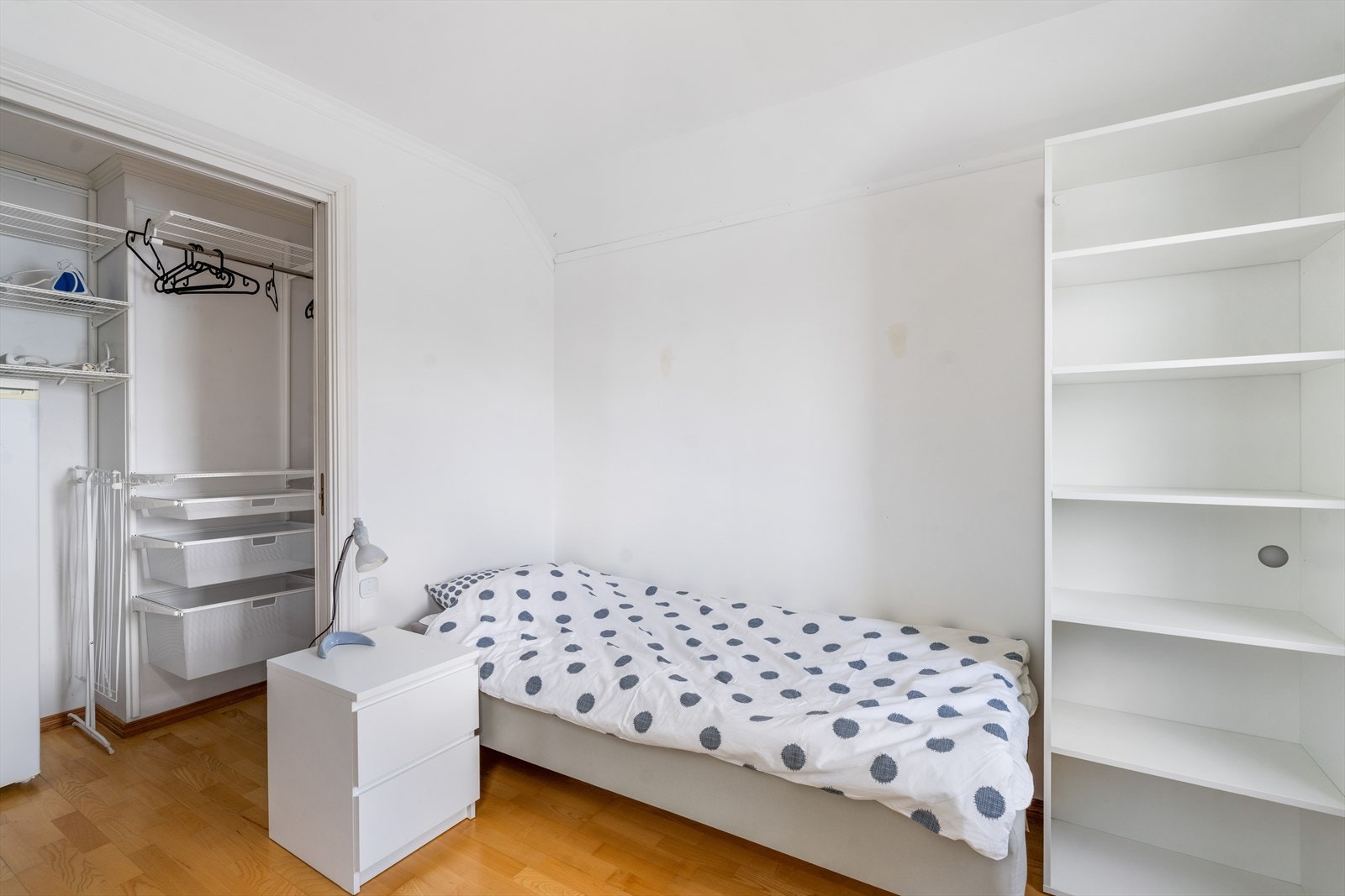 Soverom med garderobe Galleribilde