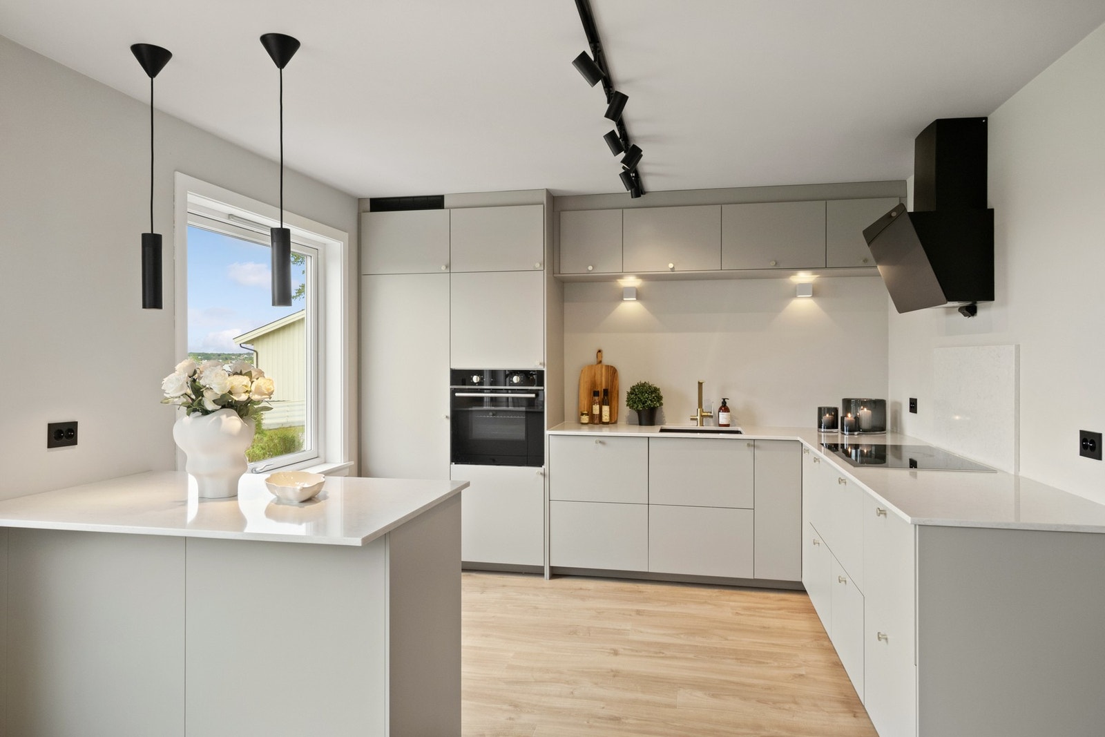 Kjøkkenet fikk ny innredning fra Ikea i 2023, plassert i en romslig L-form, pluss en barløsning i overgangen til stuen. Galleribilde