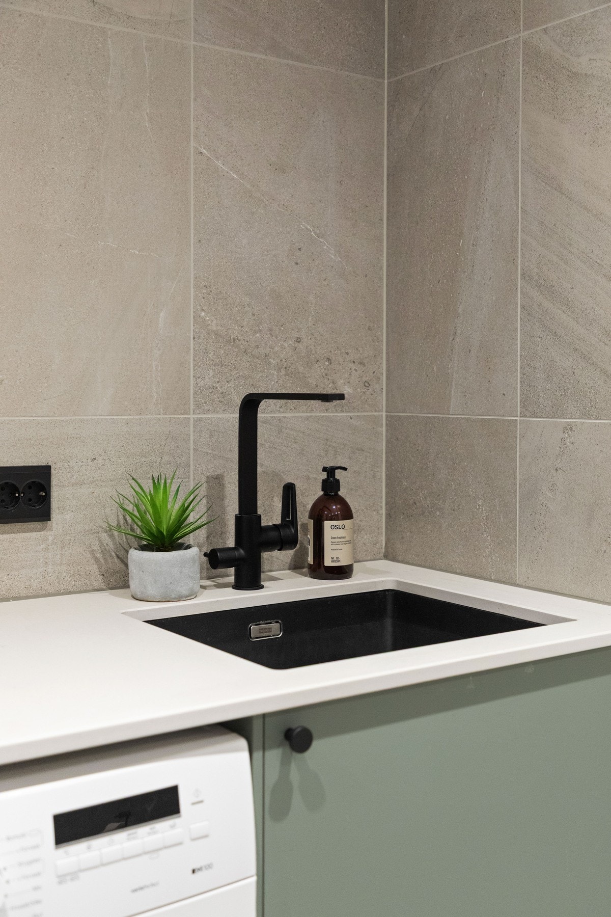 Alle armaturer, stikk, brytere, lister og detaljer i badet er i sort design, moderne og elegant. Galleribilde