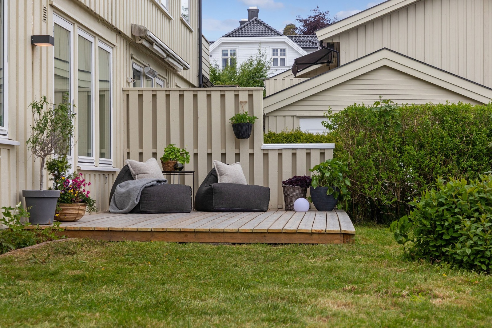 Solen treffer terrassen fra morgenen og frem til 13-tiden, med glimt av kveldssol om sommeren. Galleribilde